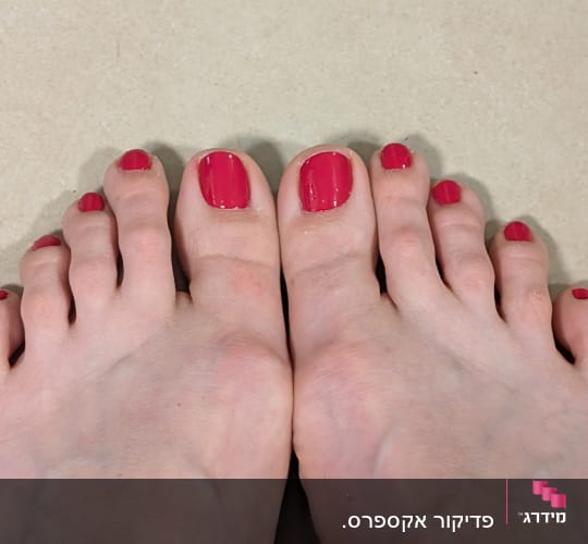 ציפורניים צבועות בלק אדום על אצבעות רגליים